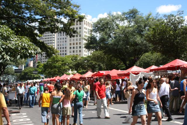 A Feira de Artesanato da Avenida Afonso Pena movimenta milhares de visitantes aos domingos | Foto: Marden Couto / Turismo de Minas